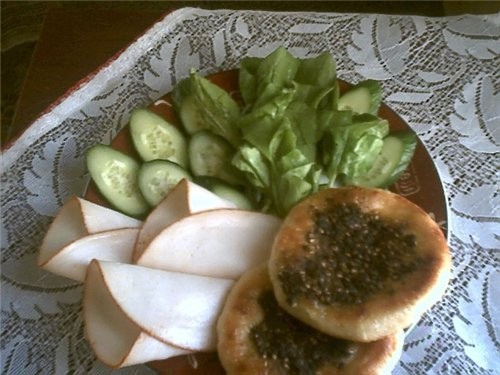 Сегодня завтракала грасс с сухим затаром и оливковым маслом (кругленькие лепешки), куриная подкопче...