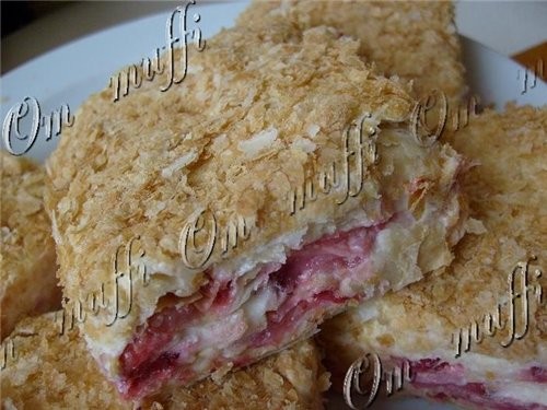 ПИРОЖНОЕ "СЛОЁНОЕ С КЛУБНИКОЙ"