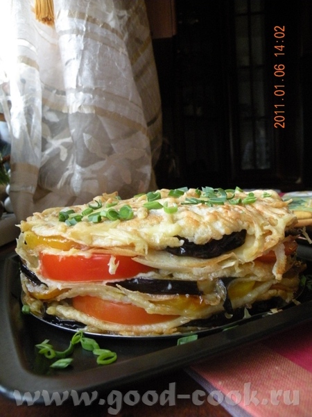 БЛИННЫЙ ТОРТ С ОВОЩАМИ Потребуется:2 стакана муки,2 яйца,стакан молока,3 помидора,2 кабачка или цук...