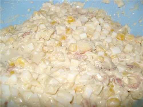 Крабовый салат 8 отваренный яичек 1 луковица 1 баночка маринованной кукурузы 1 упак