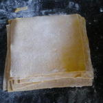 Алена у нас такое тесто называется Won-Ton для супа, ето обычное пельменное тесто нарезанное многослойное квадратами, п...