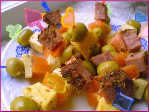 КАНАПЕ С МАРИНОВАННЫМ СЫРОМ