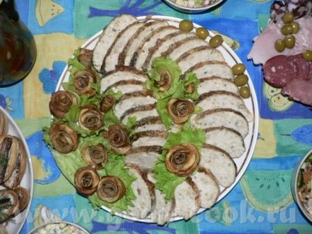Фаршированная щука, украшенная картофельными розами