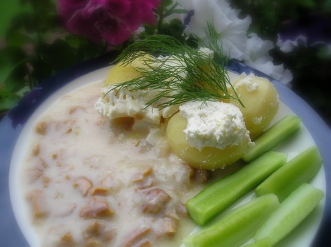 Картошка и грибной соус, приготовленные в микроволновке, свежие огурцы