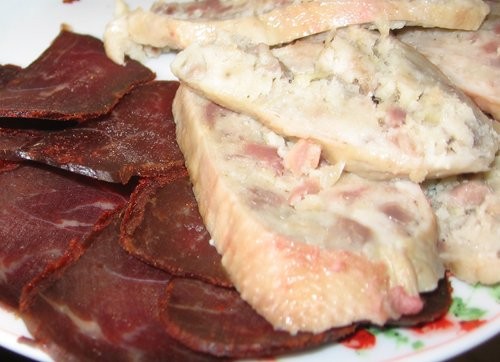Это покупная бастурма и шейка (это блюдо делает моя мама, так что рецепт не просите, сама не знаю )...