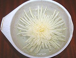 карвинг хризантема из пекинской капусты