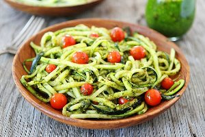 сыроедческий рецепт - спагетти из цуккини с грбами