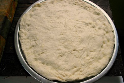 готовим тесто для пиццы
