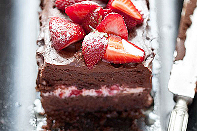 Шоколадный бисквитный торт с клубникой