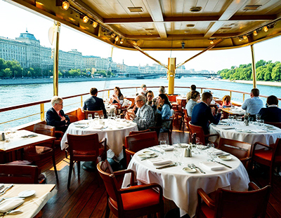 Кухня на теплоходе: где готовят для сотен пассажиров посреди реки