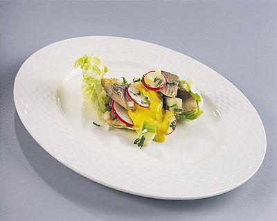 салат из маринованной норвежской сельди и корнишонов с горчичным соусом