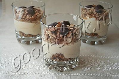 десерт со сливками, печеньем и ликёром "Амаретто"