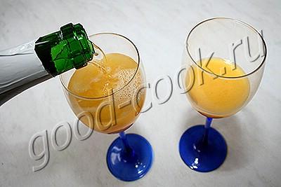 коктейль из шампанского с персиками