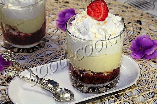 клубничный десерт с кремом и сливками