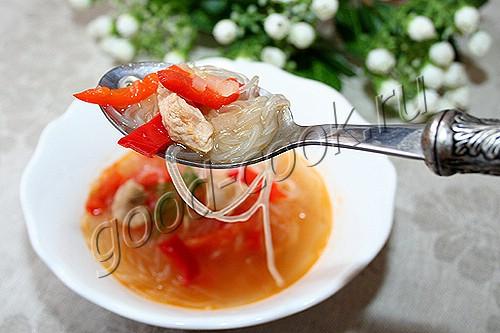 суп с болгарским перцем и рисовой лапшой (фунчозой)