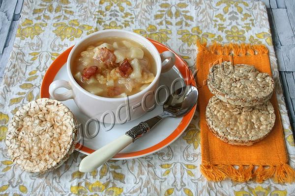 суп из гороховых хлопьев и картофеля с беконом