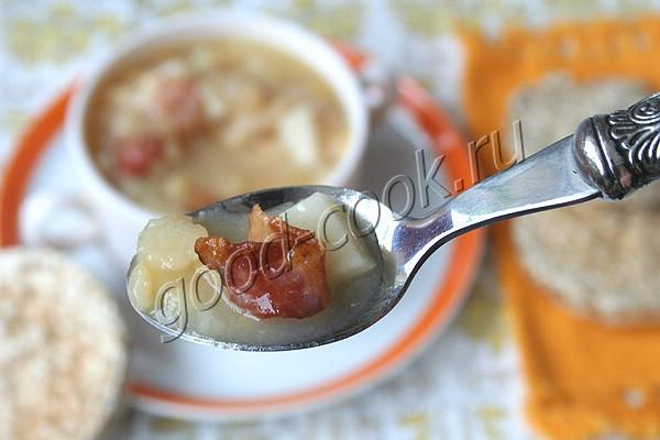 суп из гороховых хлопьев и картофеля с беконом