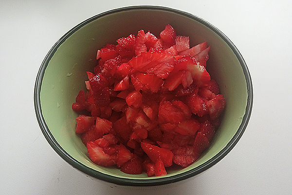 сливочный десерт с клубникой и печеньем