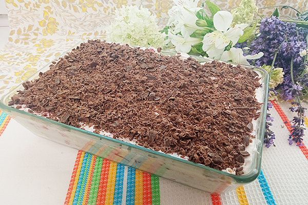сливочный десерт с клубникой и печеньем