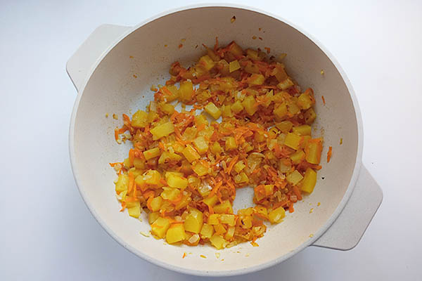 суп с баклажанами и грибами в сотейнике