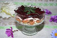 салат со свёклой, капустой, грибами и кальмарами