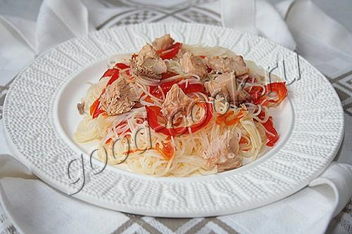 салат с рисовой вермишелью и консервированным лососем