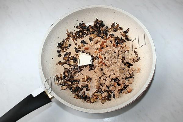 сытная яичница с грибами и хлебом