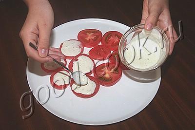 помидоры с чесноком и сыром