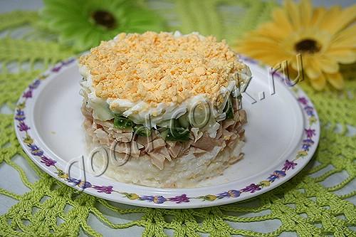 Слоеный салат «Мимоза» с рыбой и рисом