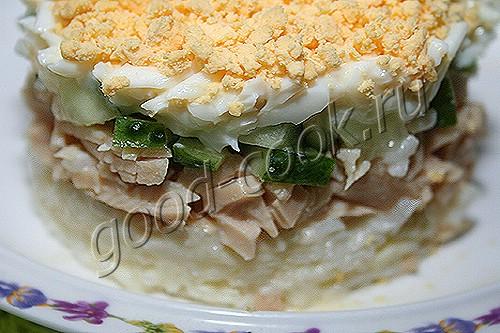 салат с сырным рисом и кальмарами