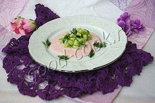 огуречный салат с соусом из редиса