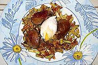 теплый салат с куриной печенью, кабачками и яйцом-пашот