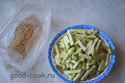 теплый салат с куриной печенью, кабачками и яйцом-пашот