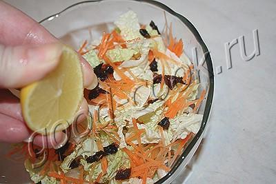 капустно-морковный салат с черносливом