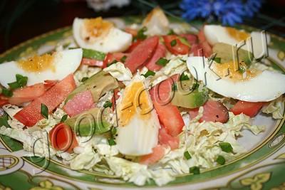 салат из капусты с копчёным лососем, помидорами и яйцами