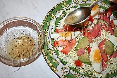 салат из капусты с копчёным лососем, помидорами и яйцами