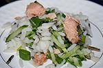 рисовый салат с консервированным лососем и огурцами