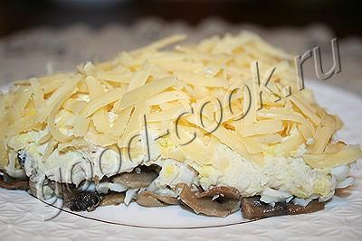 Салат с грибами шампиньонами жареными, луком и горчицей