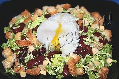 фасолевый салат с сухариками и яйцом-пашот
