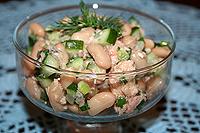 фасолевый салат с консервированной рыбой