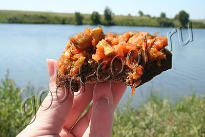 салат из печеных баклажанов со свежими помидорами