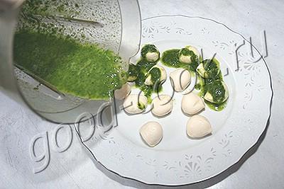 итальянский салат с моцареллой и салями