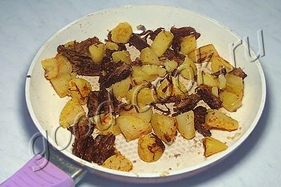 теплый картофельно-свекольный салат с мясом