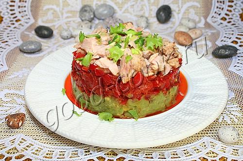 салат с авокадо, болгарским перцем и тунцом