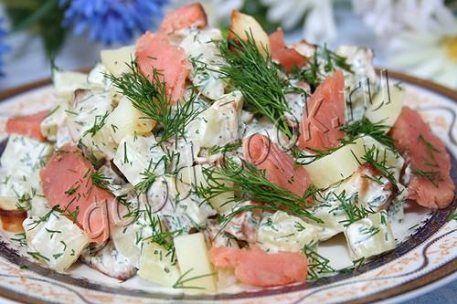салат из печеного картофеля с копченым лососем