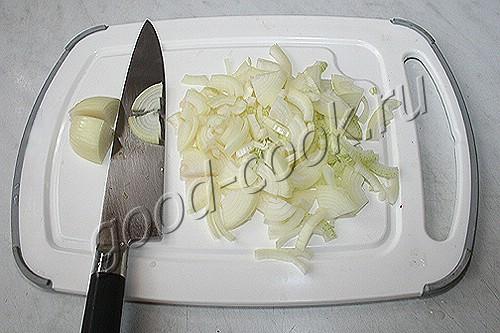 зелёный салат с грибами и беконом