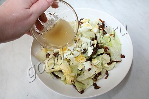 зелёный салат с грибами и беконом