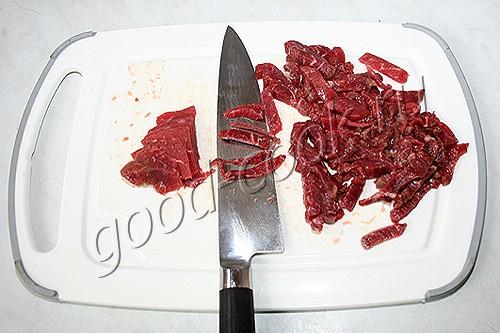салат из жареного мяса с огурцами