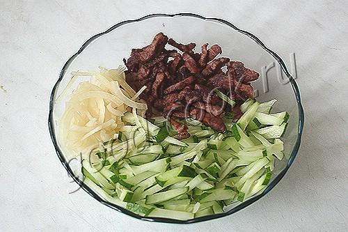 салат из жареного мяса с огурцами