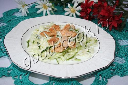 огуречно-капустный салат с жареной курицей